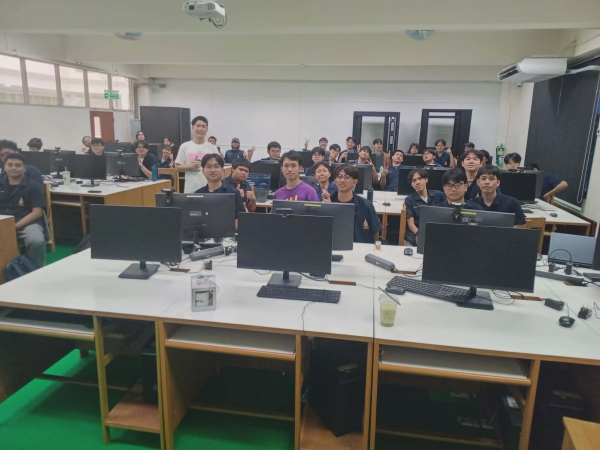 คุณปิติ จำปีทอง Senior Consulting Engineer ของ MongoDB สิงคโปร์  เป็นวิทยากร อบรมเชิงปฏิบัติการ หัวข้อ Microsoft Azure &amp; CI/CD Github Action ให้แก่นักศึกษาสาขาวิชาวิศวกรรมคอมพิวเตอร์ ในชุดวิชา Software-defined Architecture